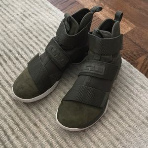 LIKE NEW NIKE SOLDIERS Lebron James Army Green